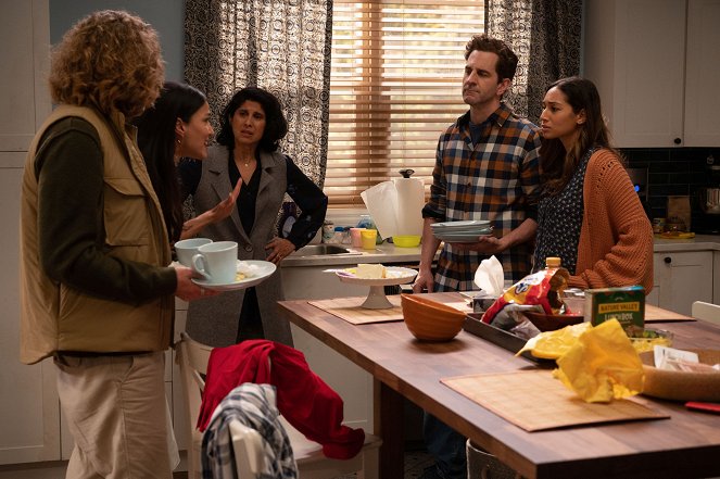 Children Ruin Everything - Sick Day - Photos - Nazneen Contractor, Veena Sood, Aaron Abrams, Meaghan Rath
