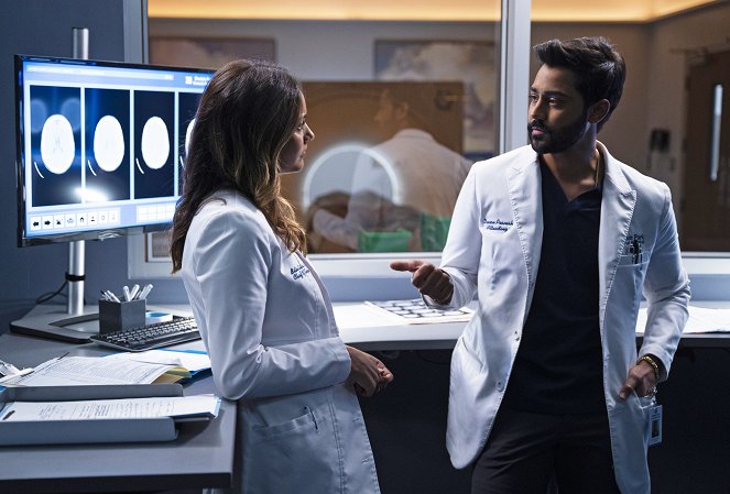 The Resident - Old Dogs, New Tricks - Van film - Jessica Lucas, Manish Dayal