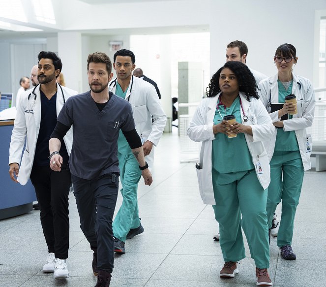 Atlanta Medical - He'd Really Like to Put in a Central Line - Filmfotos - Manish Dayal, Matt Czuchry, Miles Fowler, Mick Szal