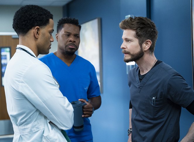 Rezydenci - He'd Really Like to Put in a Central Line - Z filmu - Miles Fowler, Malcolm-Jamal Warner, Matt Czuchry