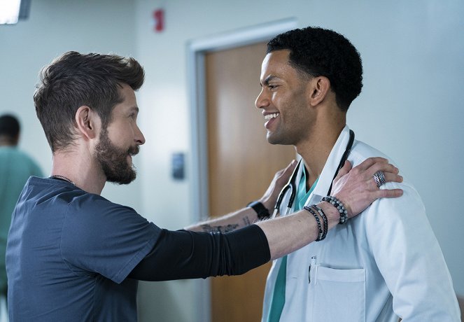 The Resident - He'd Really Like to Put in a Central Line - Photos - Matt Czuchry, Miles Fowler