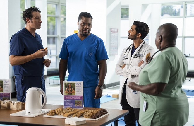 Atlanta Medical - He'd Really Like to Put in a Central Line - Filmfotos - Michael Hogan, Malcolm-Jamal Warner, Manish Dayal