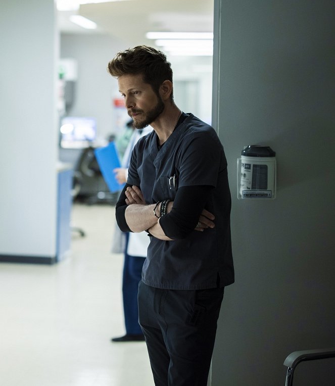 The Resident - He'd Really Like to Put in a Central Line - Van film - Matt Czuchry