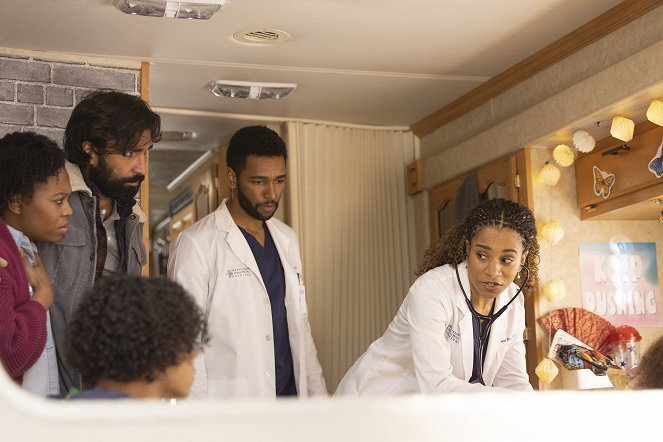 Grey's Anatomy - Die jungen Ärzte - Auf Reisen - Filmfotos - Anthony Hill, Kelly McCreary