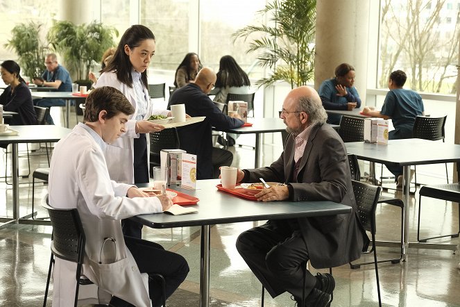 The Good Doctor - Season 5 - Filmfotos - Freddie Highmore, Richard Schiff