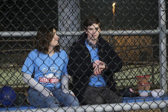 The Good Doctor - Dry Spell - Photos - Paige Spara, Freddie Highmore