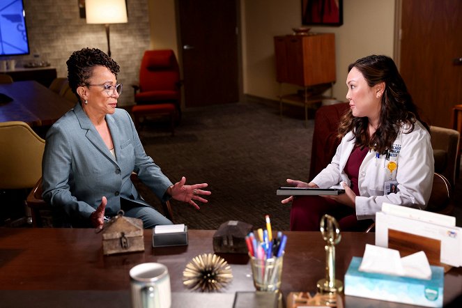 Chicago Med - Season 7 - To Lean in, or to Let Go - Photos - S. Epatha Merkerson, Angela Oh