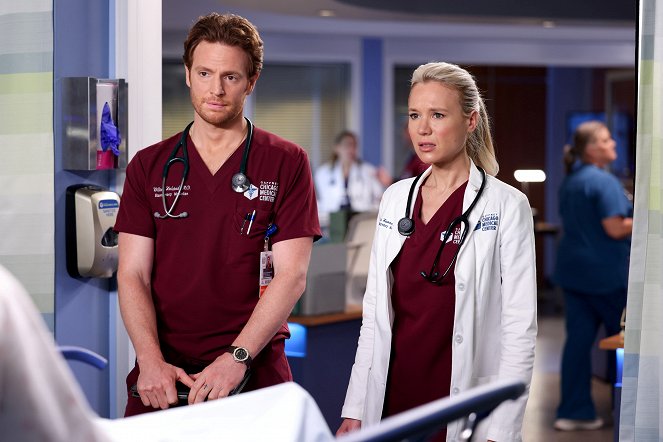 Chicago Med - To Lean in, or to Let Go - Photos - Nick Gehlfuss, Kristen Hager