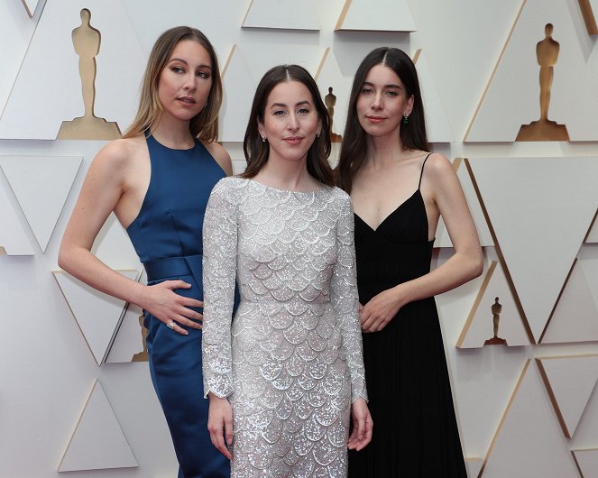 Oscar 2022 - Z akcií - Red Carpet - Este Haim, Alana Haim, Danielle Haim