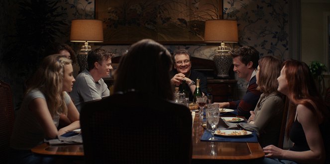 Schodisko - Tísňové volání - Z filmu - Olivia DeJonge, Dane DeHaan, Colin Firth, Patrick Schwarzenegger