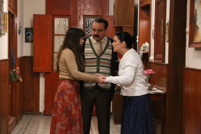 Üç Kız Kardeş - Season 1 - Episode 6 - Kuvat elokuvasta