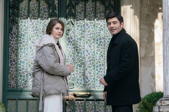 Camdaki Kız - Episode 26 - Filmfotos - Burcu Biricik, Cihangir Ceyhan