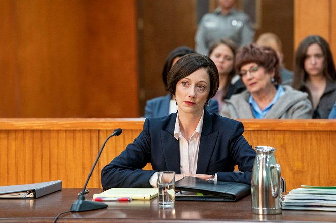 The Thing About Pam - She's a Star Witness - Filmfotók - Judy Greer