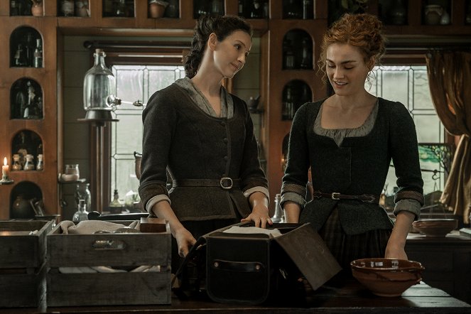 Outlander - Die Highland-Saga - Echos - Filmfotos - Caitríona Balfe, Sophie Skelton