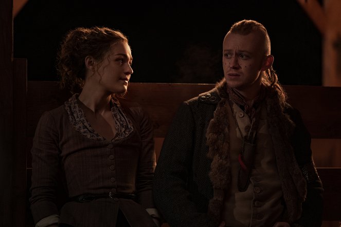 La forastera - Season 6 - De la película - Sophie Skelton, John Bell