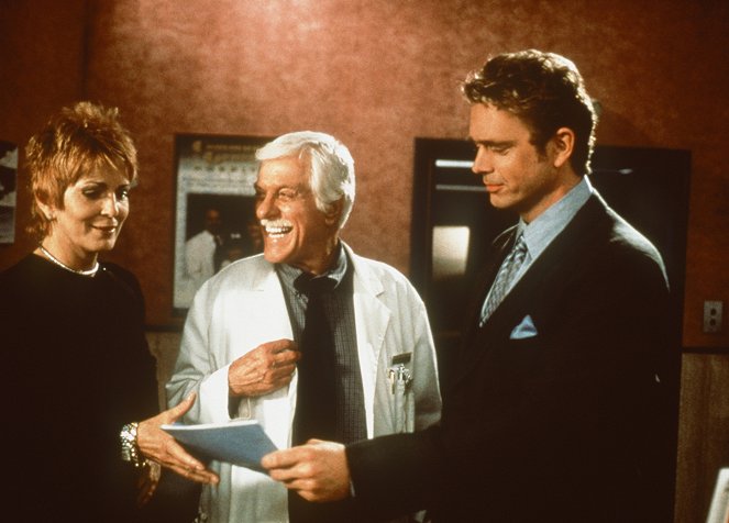 Diagnosis Murder - Season 7 - Out of the Past - Photos - Joanna Cassidy, Dick Van Dyke, John Schneider