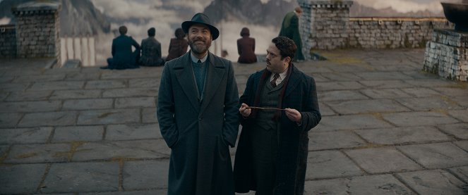 Legendás állatok: Dumbledore titkai - Filmfotók - Jude Law, Dan Fogler