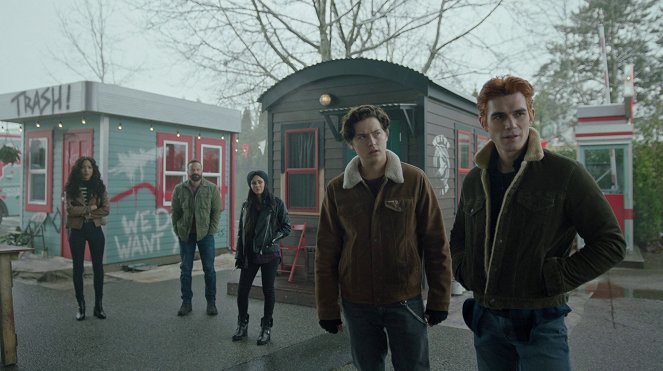 Riverdale - Chapter One Hundred and Three: The Town - Photos - Erinn Westbrook, Ryan Robbins, Vanessa Morgan, Cole Sprouse, K.J. Apa