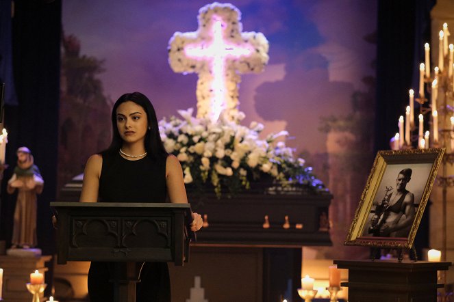 Riverdale - Hoofdstuk 1 Hundred and Two: “Death at a Funeral” - Van film - Camila Mendes