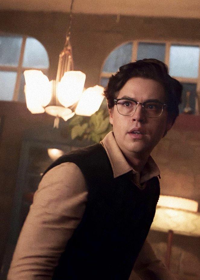 Riverdale - Hoofdstuk 1 Hundred and Two: “Death at a Funeral” - Van film - Cole Sprouse