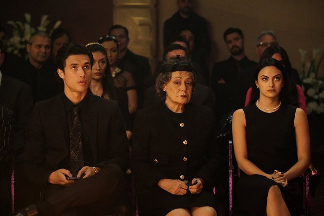 Riverdale - Chapter One Hundred and Two: Death at a Funeral - Filmfotók - Charles Melton, Camila Mendes