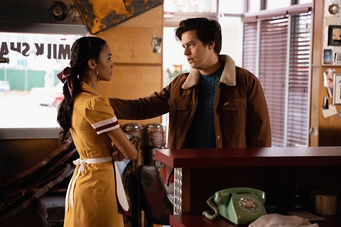 Riverdale - Season 6 - Chapter One Hundred and One: Unbelievable - Photos - Erinn Westbrook, Cole Sprouse