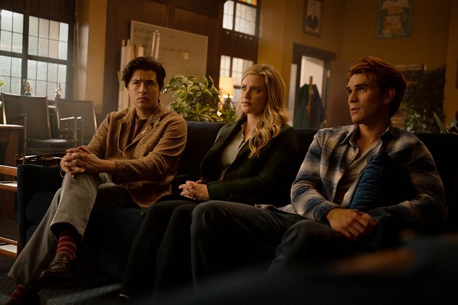 Riverdale - Season 6 - Chapter One Hundred and One: Unbelievable - Photos - Cole Sprouse, Lili Reinhart, K.J. Apa