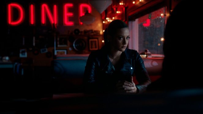 Riverdale - Chapter Ninety: The Night Gallery - Photos - Lili Reinhart