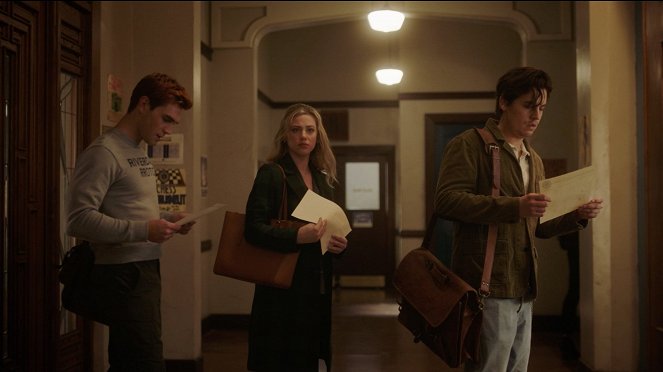 Riverdale - Rozdział osiemdziesiąty drugi: Powrót do szkoły - Z filmu - K.J. Apa, Lili Reinhart, Cole Sprouse