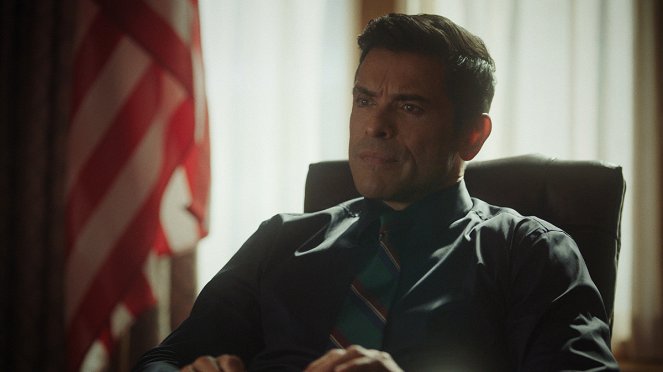 Riverdale - Chapter Eighty-One: The Homecoming - Photos - Mark Consuelos