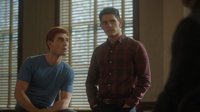 Riverdale - Chapter Eighty-One: The Homecoming - Photos - K.J. Apa, Casey Cott