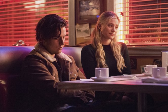 Riverdale - Season 5 - Chapter Eighty-One: The Homecoming - Photos - Cole Sprouse, Lili Reinhart