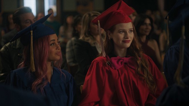 Riverdale - Capítulo 79: Graduación - De la película - Vanessa Morgan, Madelaine Petsch
