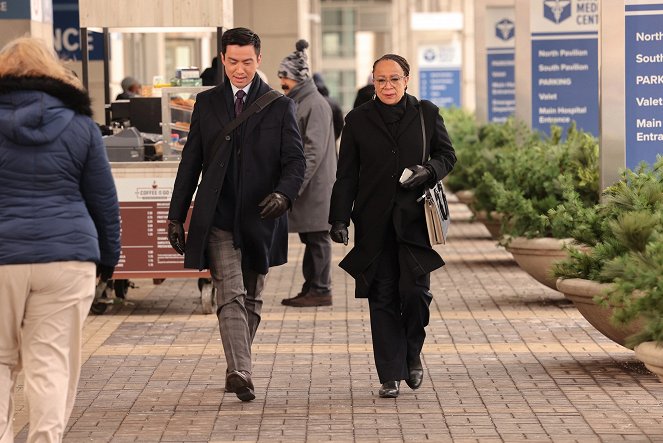 Chicago Med - All the Things That Could Have Been - Photos - Johnny M. Wu, S. Epatha Merkerson
