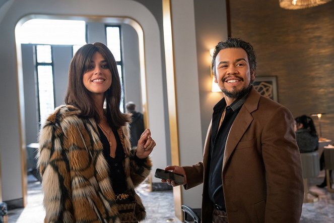 The Flight Attendant - Filmfotos - Callie Hernandez, Joseph Julian Soria