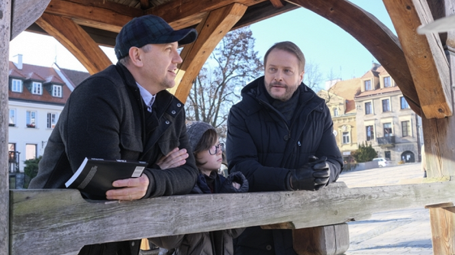 Ojciec Mateusz - Miłość to idealne alibi - De la película - Krzysztof Czeczot, Marceli Sikora, Artur Żmijewski
