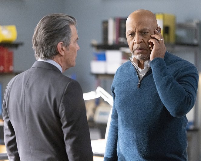Grey's Anatomy - Put It to the Test - Photos - Peter Gallagher, James Pickens Jr.