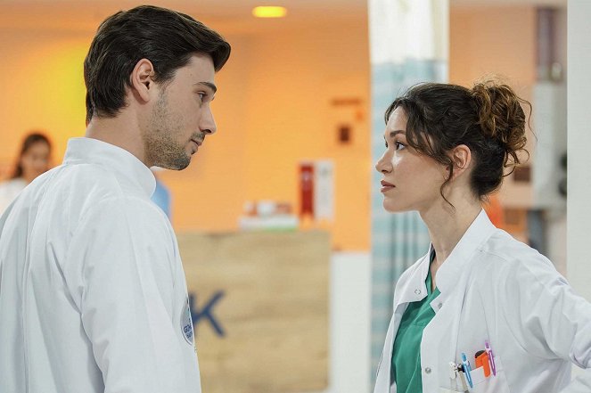 The Town Doctor - Episode 1 - Photos - Deniz Can Aktaş, Hazal Subaşı