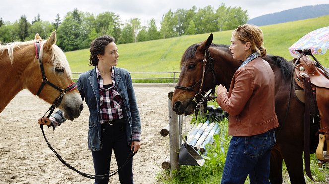 Zimmer mit Stall - Über alle Berge - Film - Pauline Fusban, Aglaia Szyszkowitz