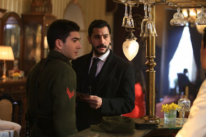 Kanunsuz Topraklar - Episode 14 - Photos - Uğur Güneş