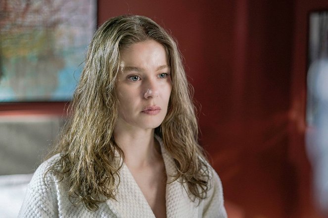 Girl in the Glass - Episode 31 - Photos - Burcu Biricik