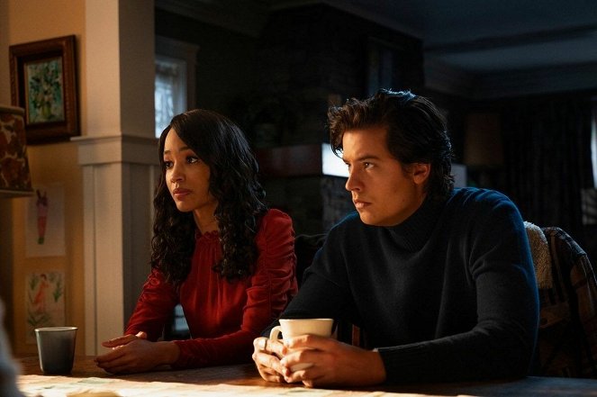 Riverdale - Season 6 - Chapter One Hundred and Seven: In the Fog - Photos - Erinn Westbrook, Cole Sprouse
