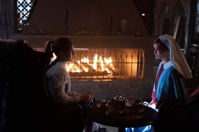 Riverdale - Season 6 - Chapter One Hundred and Seven: In the Fog - Photos - Madelaine Petsch, Nathalie Boltt