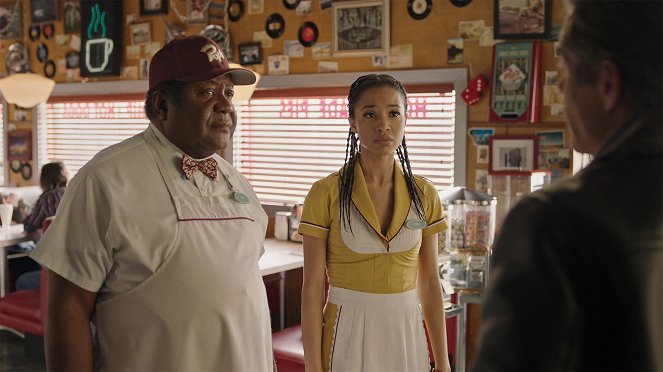 Riverdale - Season 6 - Chapter One Hundred and Six: Angels in America - Photos - Alvin Sanders, Erinn Westbrook