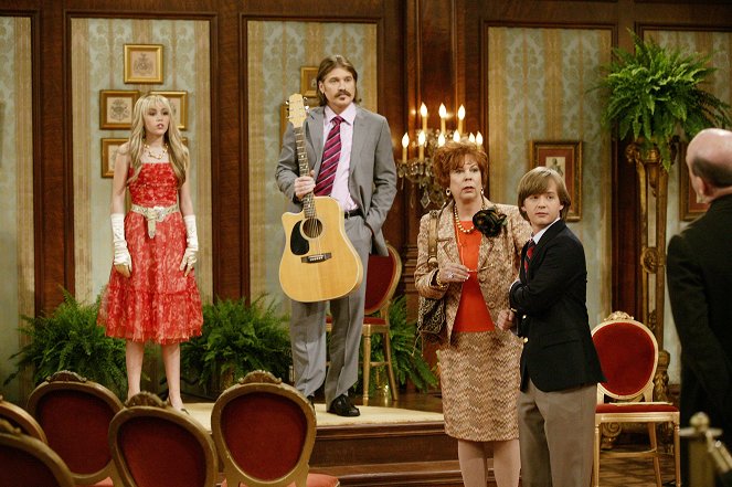 Hannah Montana - Grandmas Don't Let Your Babies Grow Up to Play Favorites - Filmfotos - Miley Cyrus, Billy Ray Cyrus, Vicki Lawrence, Jason Earles