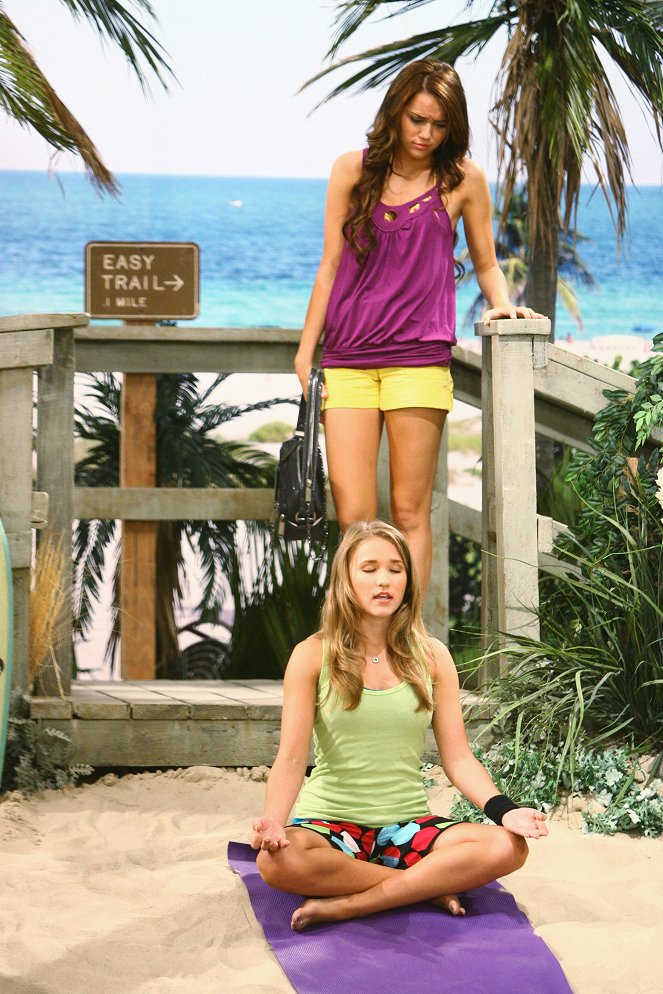 Hannah Montana - He Ain't a Hottie, He's My Brother - Filmfotók - Emily Osment, Miley Cyrus