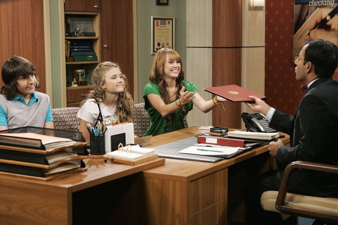 Hannah Montana - Season 3 - You Never Give Me My Money - Photos - Mitchel Musso, Emily Osment, Miley Cyrus