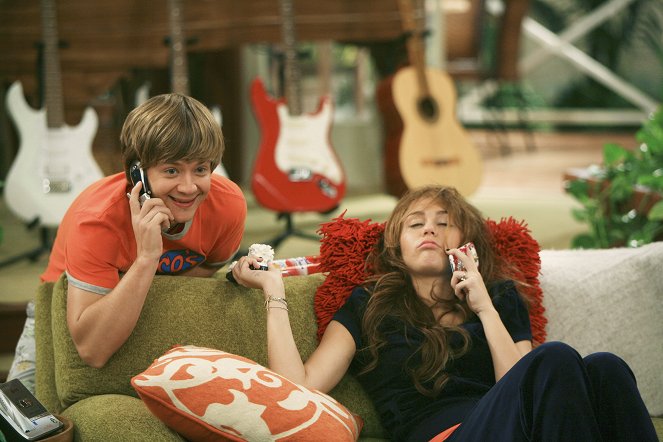 Hannah Montana - Season 3 - You Gotta Lose This Job - Photos - Jason Earles, Miley Cyrus