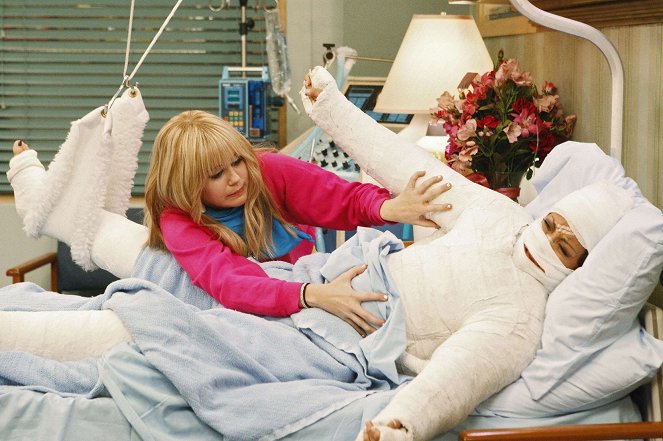 Hannah Montana - Season 3 - Papa's Got a Brand New Friend - Photos - Miley Cyrus, Carrie Ann Inaba