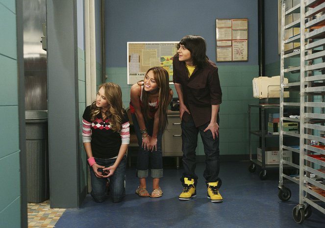 Hannah Montana - Season 3 - You Give Lunch a Bad Name - Photos - Emily Osment, Miley Cyrus, Mitchel Musso